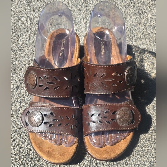 Thom McAn Women's Wendy Brown Wedge Heel Sandal Women's Size 6.5 - Picture 2 of 10